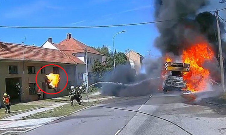 Lốp ôtô cháy suýt bay trúng lính cứu hỏa
