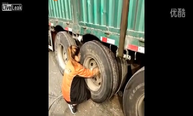 Người phụ nữ tự thay lốp xe tải bằng tay