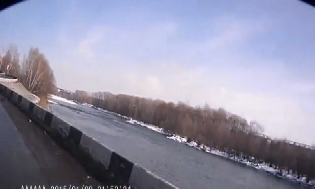 Ôtô bay qua barrier rơi xuống sông