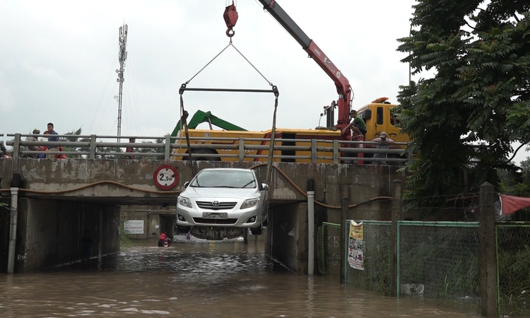 Cẩu xe ôtô bị ngập nước tại Đại lộ Thăng Long