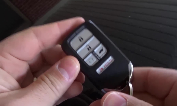 Cách mở khóa ô tô khi chìa khóa thông minh hết pin